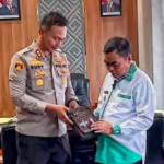 Bupati Zadrak Dapat Hadiah Tas Eksekutif dari Kapolres