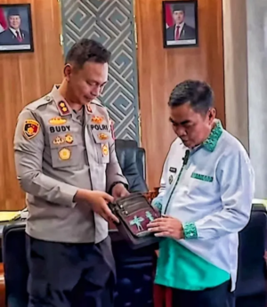 Bupati Zadrak Dapat Hadiah Tas Eksekutif dari Kapolres