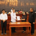 Wabup Serahkan Ranperda KUA-PPAS dan Ranperda APBD Perubahan Tana Toraja 2025