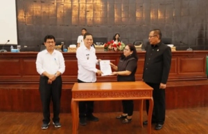 Wabup Serahkan Ranperda KUA-PPAS dan Ranperda APBD Perubahan Tana Toraja 2025