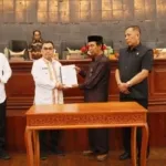 Bupati Tana Toraja Serahkan KUA-PPAS APBD Tahun 2026 Ke DPRD