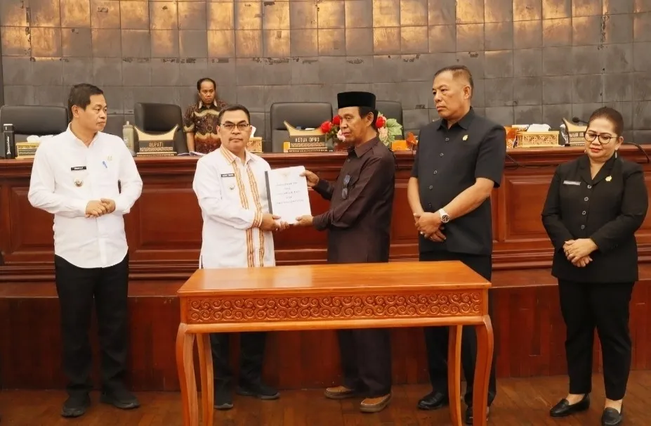 Bupati Tana Toraja Serahkan KUA-PPAS APBD Tahun 2026 Ke DPRD