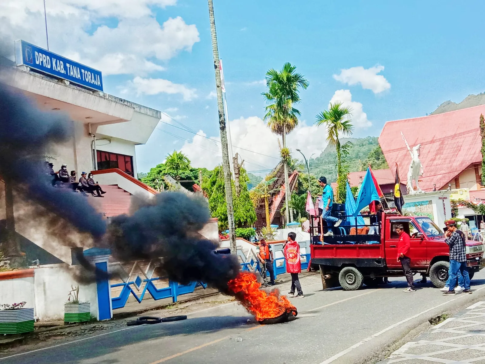 Aktivis KAMT Gelar Aksi Demo di DPRD Tana Toraja, Sampaikan 7 Tuntutan