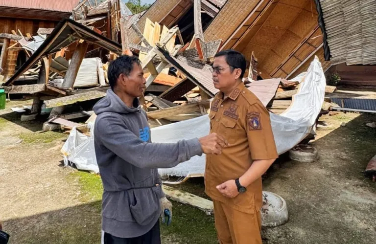 Bupati Zadrak Temui Warga Korban Puting Beliung di Sangalla Utara