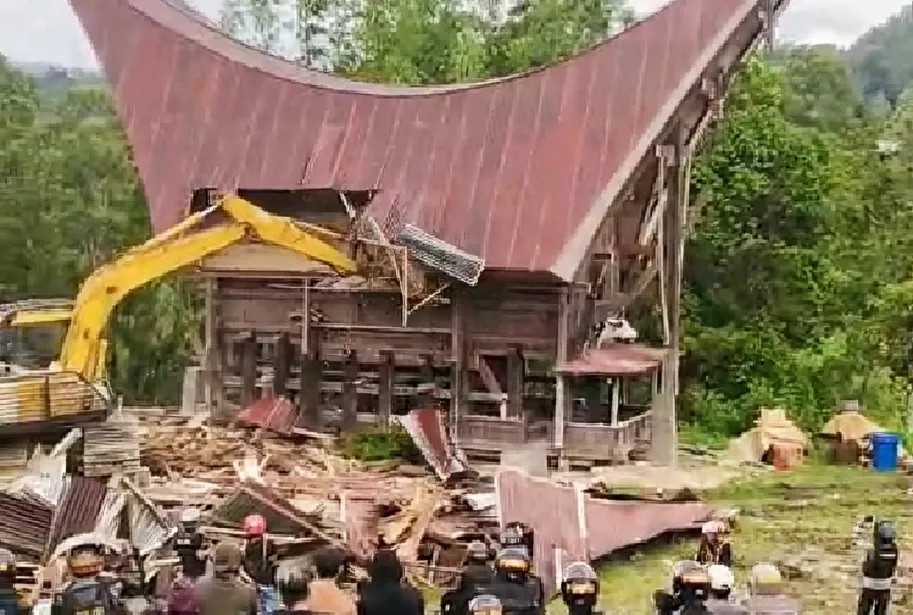 Eksekusi Tongkonan Ka’pun Berujung Pilu: Gas Air Mata, Perlawanan dan Runtuhnya Warisan Leluhur