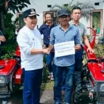 Bupati Zadrak Serahkan Alsintan ke Kelompok Tani