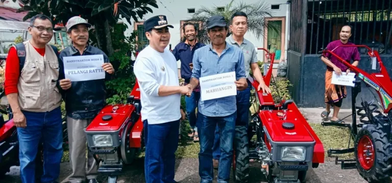 Bupati Zadrak Serahkan Alsintan ke Kelompok Tani