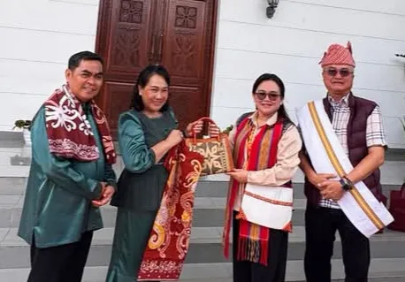 Bupati Tana Toraja Dan Ketua TP PKK Sambut Kunker Bupati Malinau