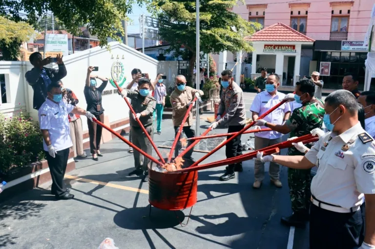 Kejari Tana Toraja Musnahkan Barang Bukti 39 Perkara