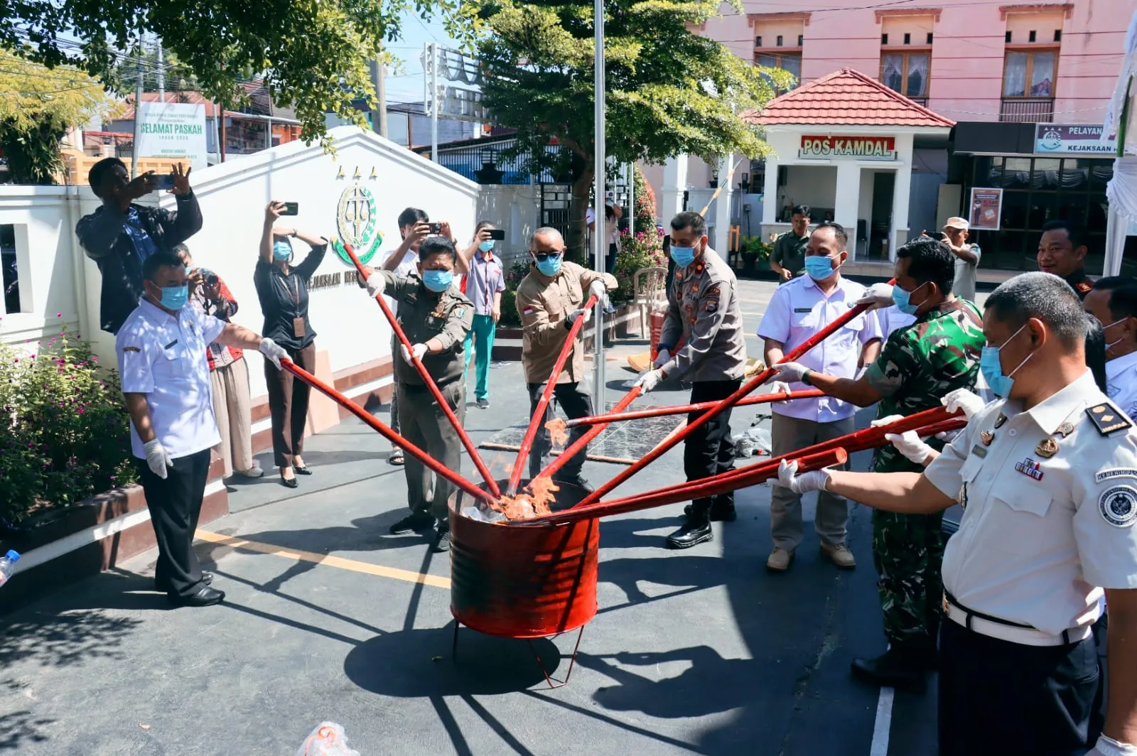 Kejari Tana Toraja Musnahkan Barang Bukti 39 Perkara