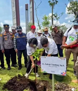 Bupati Tana Toraja dan Ketua TP PKK Tanam Pohon di IKN