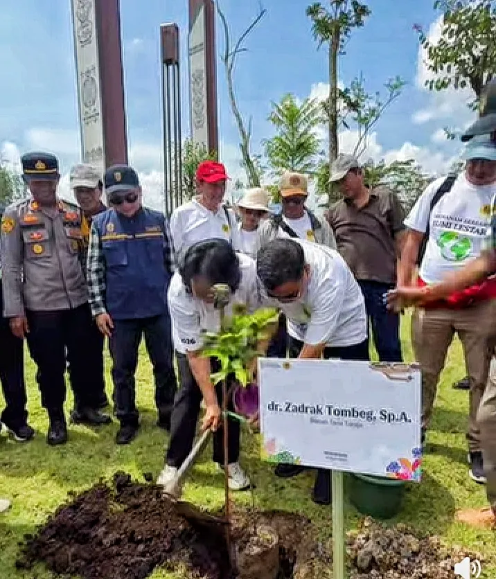 Bupati Tana Toraja dan Ketua TP PKK Tanam Pohon di IKN