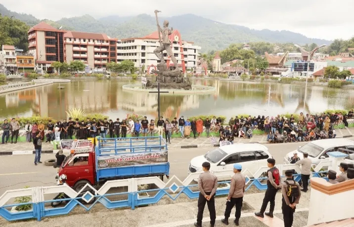 Warga Sangalla Geruduk DPRD Tana Toraja Tolak Geotermal