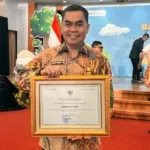 Bupati Tana Toraja Terima Penghargaan Revitalisasi Bahasa Daerah