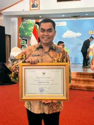 Bupati Tana Toraja Terima Penghargaan Revitalisasi Bahasa Daerah