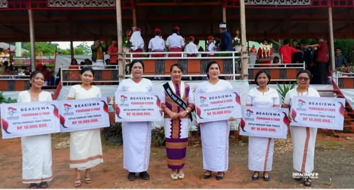 Di Hardiknas Bupati Tana Toraja Serahkan SK TK Negri Dan Bea Siswa Guru PAUD