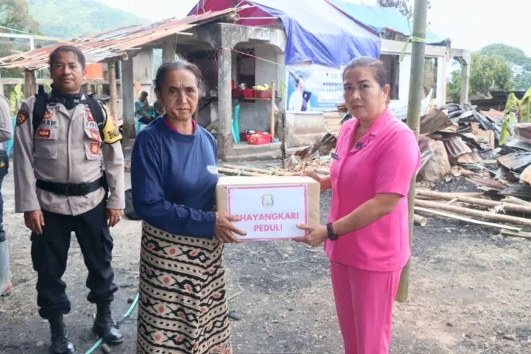 Bhayangkari Bersama Polsek Rindingallo Salurkan Bantuan Korban Kebakaran di Baruppu