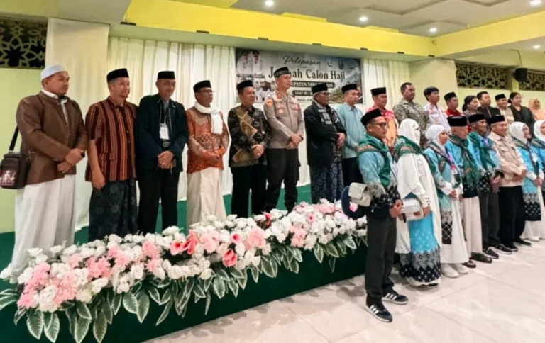 Bupati Tana Toraja Lepas Jamaah Haji di Mesjid Agung Makale