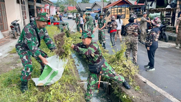 Kodim-Forkopimda Toraja Utara Karya Bakti Pembersihan Pasar