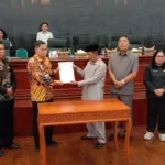 Wabub Tana Toraja Serahkan Ranperda Pengelolaan Sampah ke Dewan