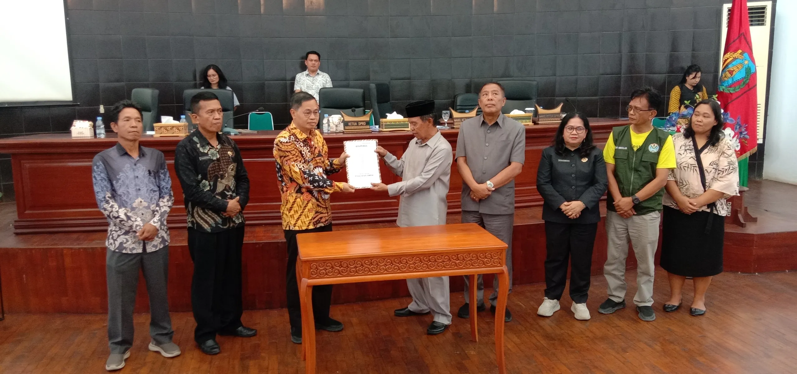 Wabub Tana Toraja Serahkan Ranperda Pengelolaan Sampah ke Dewan