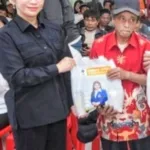 Anggota DPR RI Serahkan Sembako ke Petugas Kebersihan Tana Toraja