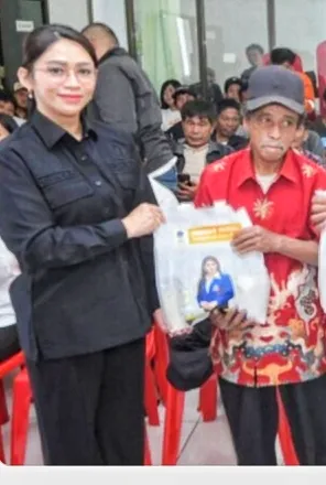 Anggota DPR RI Serahkan Sembako ke Petugas Kebersihan Tana Toraja