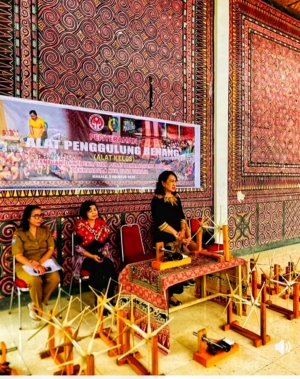 Pengrajin Tenun Tana Toraja Terima Bantuan Kelos Dari Dekranasda Pusat