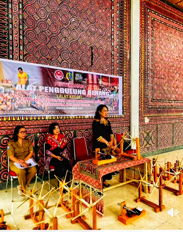 Pengrajin Tenun Tana Toraja Terima Bantuan Kelos Dari Dekranasda Pusat