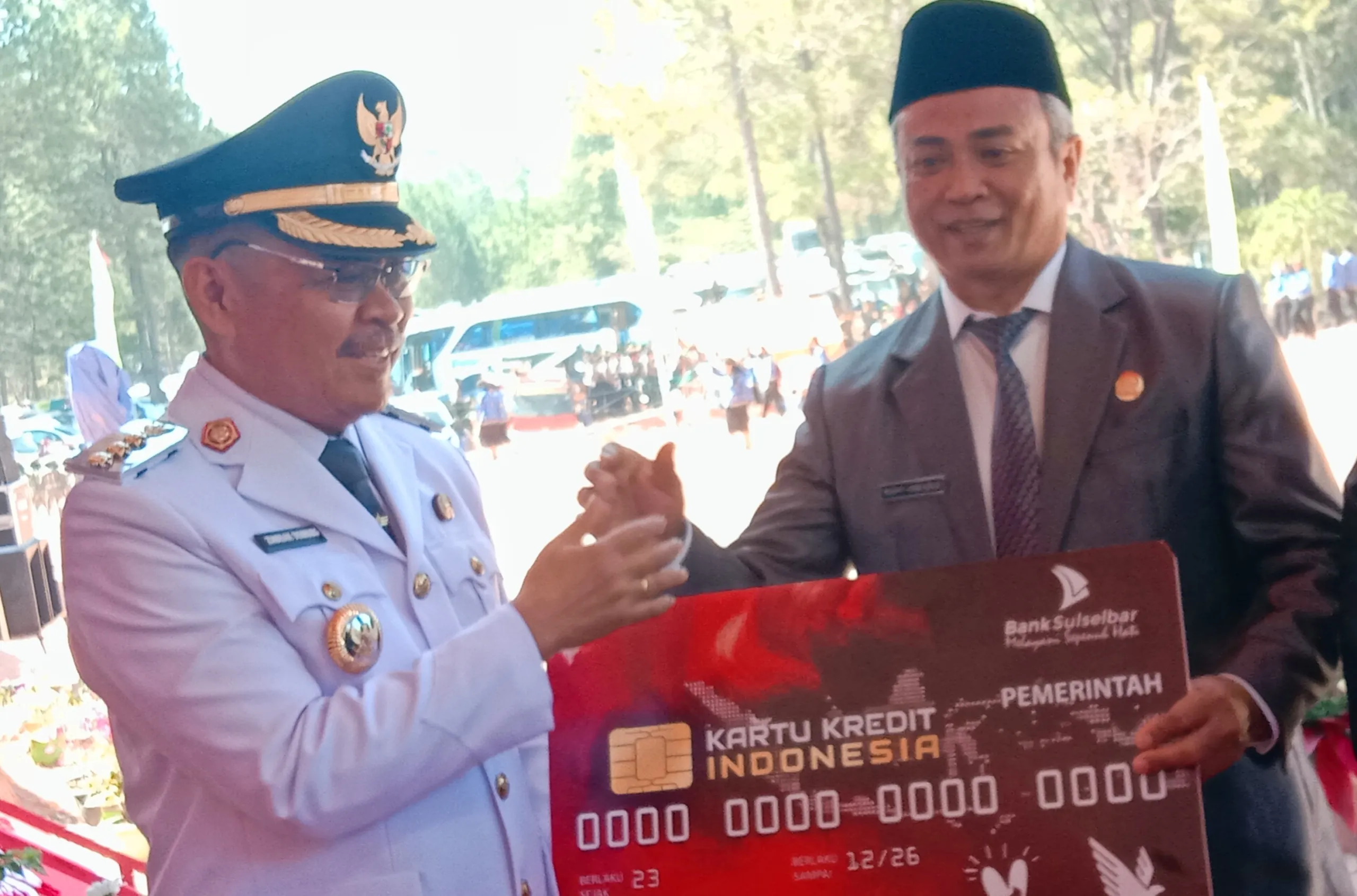 Sekda Tana Toraja Terima Kartu Kredit Indonesia