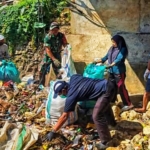 Warga Bersihkan Sampah Sungai Mebali