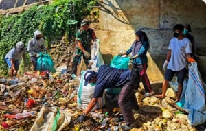 Warga Bersihkan Sampah Sungai Mebali