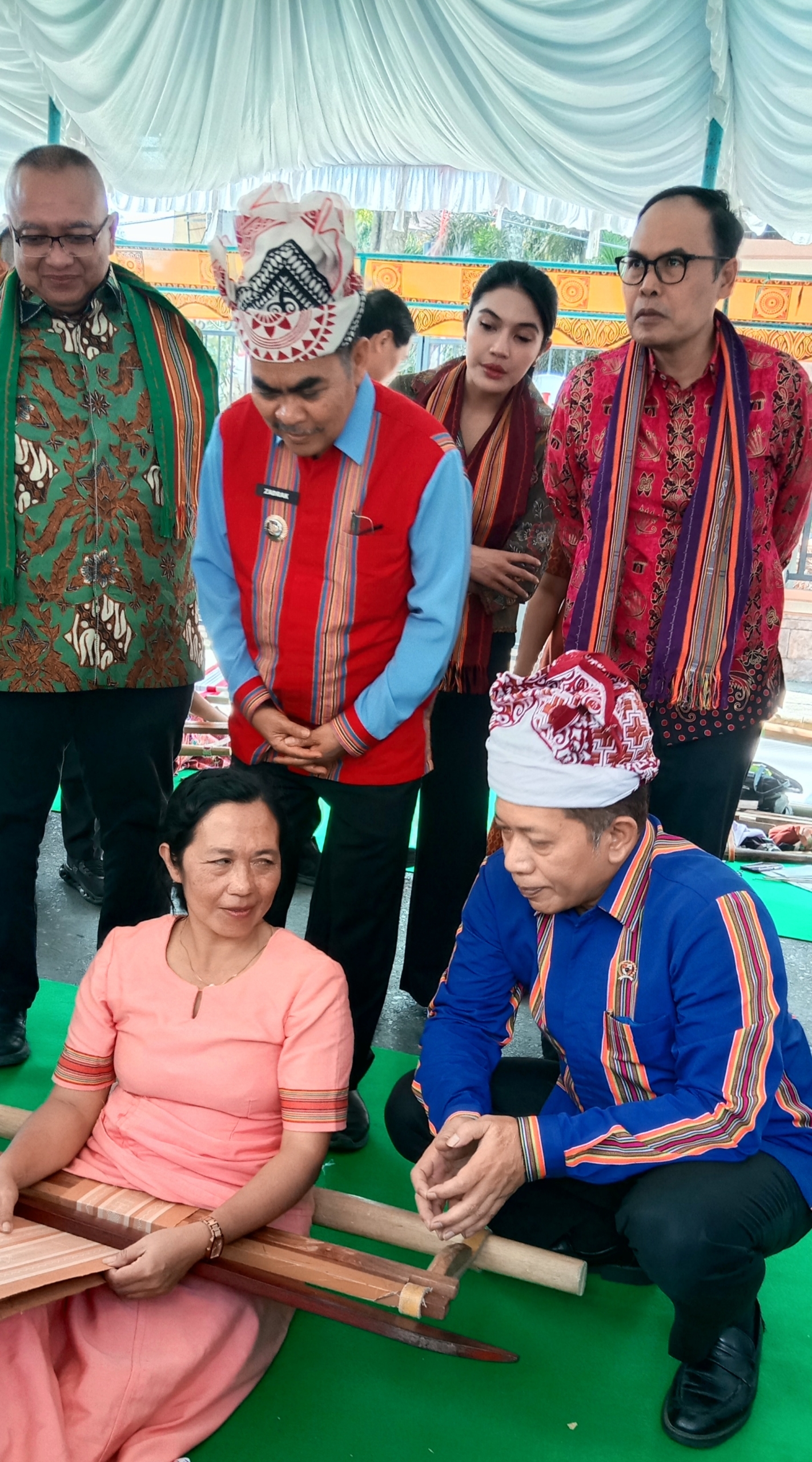 Menkop Ajak Penenun Tradisional Tana Toraja Bentuk Koperasi