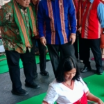 Menkop Kagumi Tenun Tradisional Tana Toraja