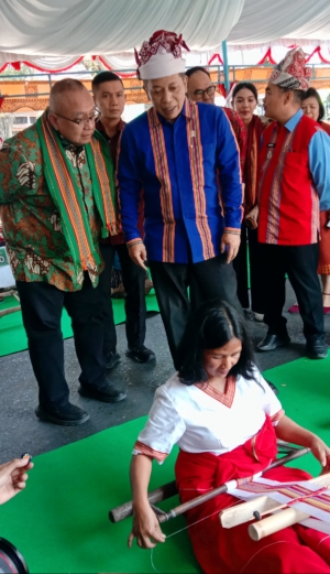 Menkop Kagumi Tenun Tradisional Tana Toraja