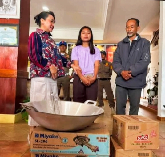 Mersiana Penjual Tarakko Terima Bantuan Peralatan Gorengan Dari Ketua TP PKK