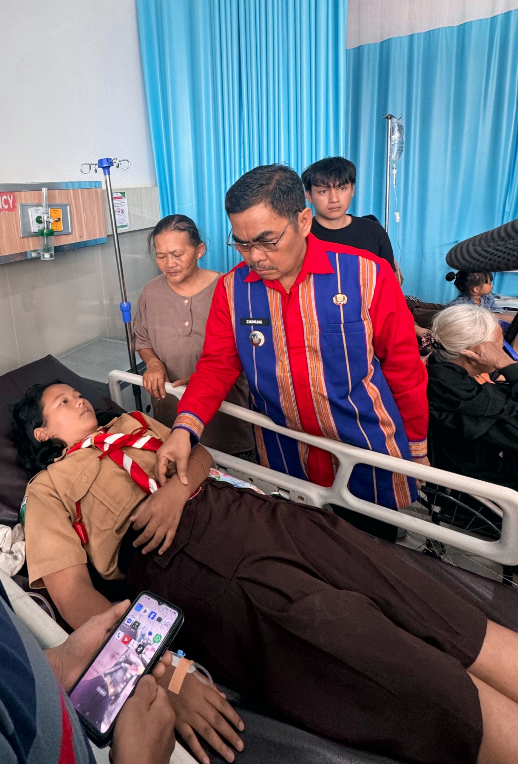 Bupati Tana Toraja Periksa Siswa Diduga Keracunan MBG