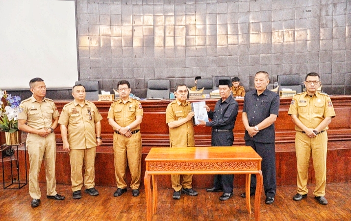 Bupati Tana Toraja Serahkan KUA-PPAS Perubahan APBD 2026 ke Dewan