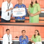 Bupati Tana Toraja Serahkan Bantuan Antensi ke Penerima Manfaat