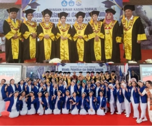 Akkes Sinar Kasih Wisuda 108 Kebidanan dan Keperawatan