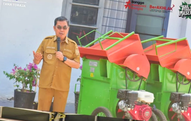 Bupati Tana Toraja Serahkan Alsintan ke Kelompok Tani