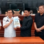 Bupati Tana Toraja Serahkan Dua Ranperda ke Dewan