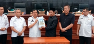 Bupati Tana Toraja Serahkan Dua Ranperda ke Dewan