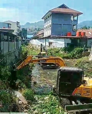 Pemkab Tana Toraja Kerahkan Alat Berat Normalisasi Sungai Kota Makale