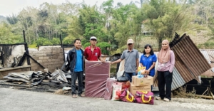 Dinsos Tana Toraja Serahkan Bantuan ke Korban Kebakaran di Sandabilik