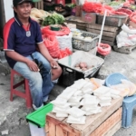 Penjual Tempe Tinggal di Kolong Jembatan Diangkat Petugas Kebersihan Pasar Makale