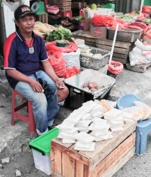 Penjual Tempe Tinggal di Kolong Jembatan Diangkat Petugas Kebersihan Pasar Makale