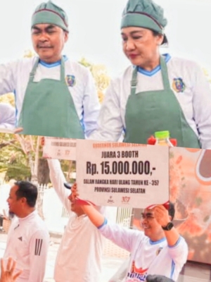 Bupati dan TP PKK Tana Toraja Juara Tiga Lomba Nasgor HUT Sulsel
